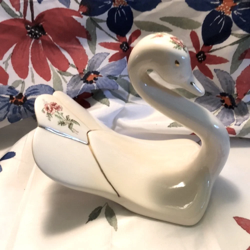 Ceramic SWAN Finger Tip Towel Holder Signed by Ann in 1984 Cream W/Pink Flowers - Picture 3 of 6